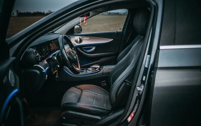 Mercedes-Benz Klasa E cena 139000 przebieg: 161000, rok produkcji 2016 z Koszalin małe 277